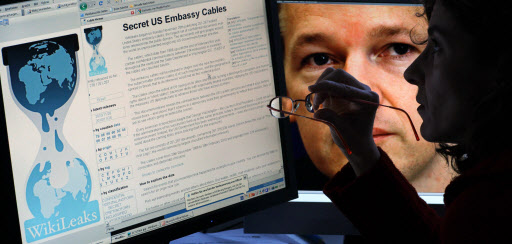 “외교문건 무슨 내용 들어있기에…”  지난달 30일(현지시간) 독일 북동쪽 슈베른 지역에서 한 여성이 위키리크스의 홈페이지를 통해 미 국무부 외교 문건을 들여다보고 있다. 바로 옆 모니터에는 위키리크스 창립자인 줄리언 어샌지의 사진이 보인다. 슈베른 AFP 연합뉴스