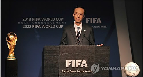 한승주 월드컵 유치위원장이 1일(한국시간) 스위스 취리히 FIFA 본부에서 열린 2022년 월드컵 유치 희망국 프레젠테이션에서 한국에 표를 달라고 호소하고 있다.  연합뉴스