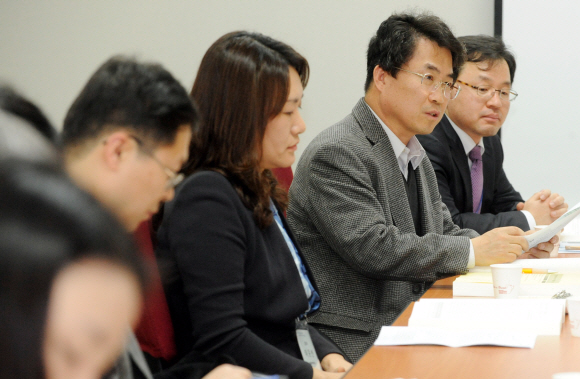 2일 서울 정동 한국교육과정평가원에서 열린 ‘수능 및 학업성취도평가 분석연구 심포지엄’에서 참석자들이 열띤 토론을 벌이고 있다. 이종원 선임기자 jongwon@seoul.co.kr