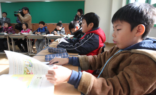 연평도 초등학생들이 6일 임시 학교가 마련된 인천 영종도 운남초등학교에서 수업을 받고 있다.  연합뉴스