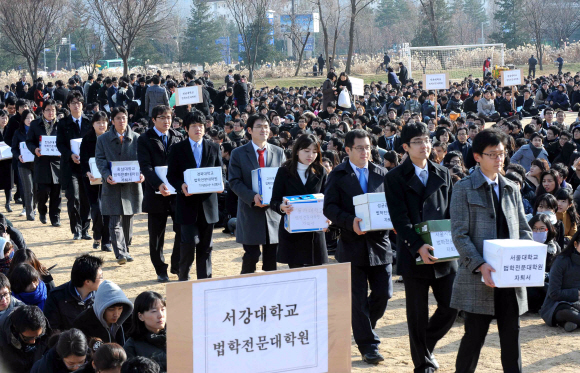 도입 2년 아직도 변호사 합격률 공방… “로스쿨 희망이 없다” 집단 자퇴서