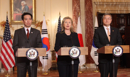 한.미.일 3국 외교장관회담 공동성명 김성환 한국 외교통상부 장관, 마에하라 세이지 일본 외무상과 힐러리 클린턴 미국 국무부 장관이 7일 오전(한국시간) 한.미.일 외교장관회담을 마친 뒤 브리핑을 하고 있다. 워싱턴=연합뉴스