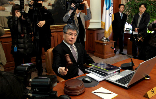 김중수 한국은행 총재가 9일 서울 소공동 한국은행에서 열린 금융통화위원회에서 의사봉을 두드리고 있다. 연합뉴스