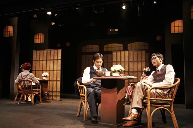 1930년대 경성의 살롱문화 중심지였던 ‘낙랑파라’에서 모더니즘 시인 김기림(왼쪽)과 소설가 구보가 문학에 대해 이야기를 나누는 연극의 한 장면.
