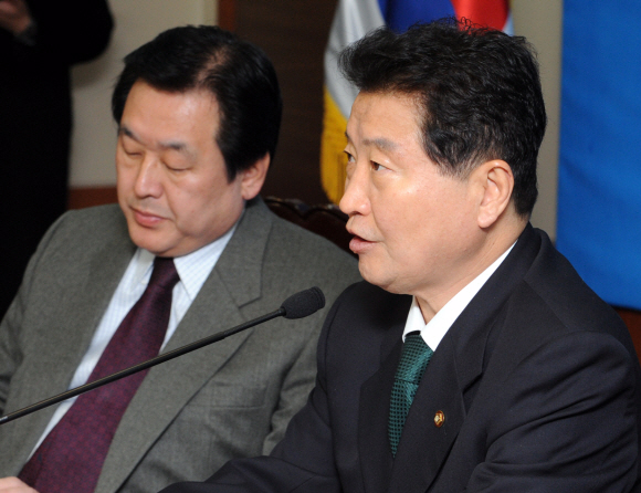 한나라당 안상수(오른쪽) 대표가 9일 오전 한나라당 최고위원회의에서 모두발언을 하고 있다. 왼쪽은 김무성 원내대표. 이호정기자 hojeong@seoul.co.kr