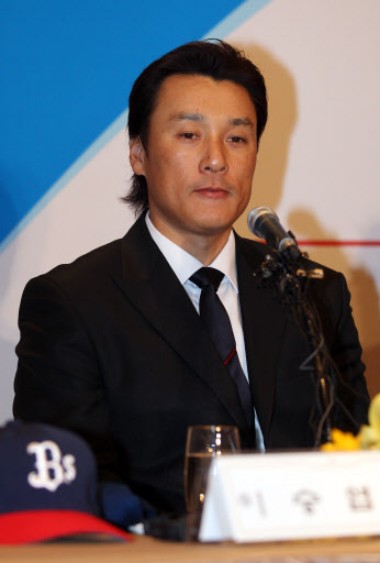 이승엽, “가족의 힘으로 버텼다” 일본 프로야구 오릭스 버펄로스에 입단한 이승엽이 10일 서울 밀레니엄 힐튼 호텔에서 입단 기자회견을 하고 있다. 이승엽은 “요미우리에서의 힘든 시간을 가족의 힘으로 버텼다”며 “전 경기에 출전하고 싶다”고 말했다. 연합뉴스