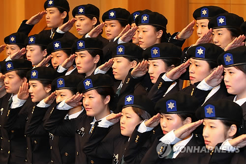 10일 오전 서울 용산구 청파동 숙명여대 백주년기념관에서 열린 ‘217 숙명여대 학생군사교육단 창설식’에서 학군사관후보생들이 경례를 하고 있다.  연합뉴스