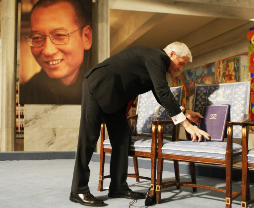 10일(현지시간) 노르웨이 오슬로 시청에서 열린 노벨평화상 시상식에서 토르비에른 야글란 노벨위원회 위원장이 올해 수상자인 중국 반체제 인사 류샤오보의 비어 있는 의자에 상장을 올려놓고 있다.  오슬로 AP 특약