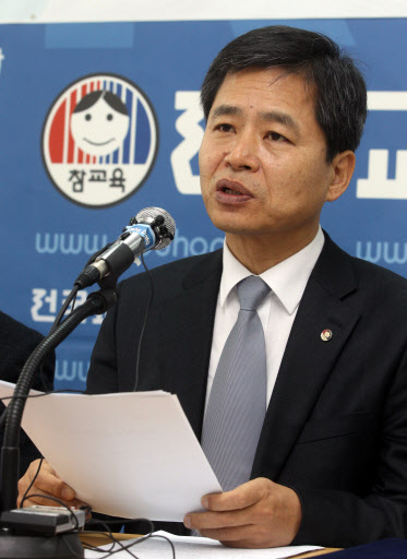 전국교직원노동조합 제15대 위원장에 당선된 장석웅 위원장이 12일 오전 서울 영등포구 전교조 회의실에서 기자회견을 열고 앞으로의 계획에 대해 밝히고 있다. 연합뉴스