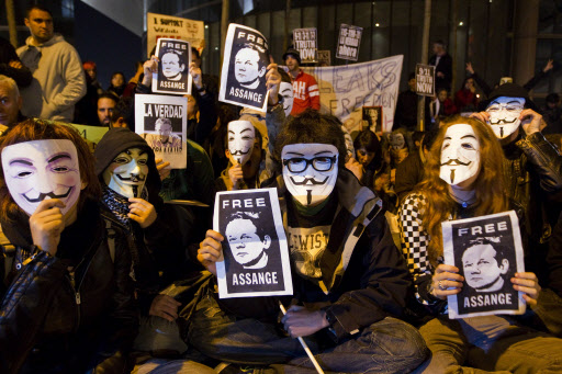 “어산지 석방하라”  성범죄 혐의로 영국에서 체포된 내부고발사이트 위키리크스의 창립자 줄리언 어산지의 지지자들이 11일(현지시간) 스페인 마드리드 주재 영국 대사관 앞에서 그의 사진을 들고 석방을 촉구하는 시위를 벌이고 있다. 마드리드 AP 특약