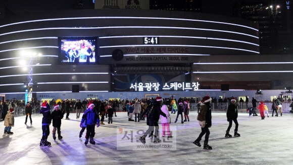 서울광장 스케이트장은 오는 22일 개장한다. 평일 오전 10시부터 오후 9시 30분까지 운영되며 주말과 공휴일에는 오후 11시까지 연장 운영된다. 크리스마스 연휴(24~25일)와 31일에는 다음날 0시 30분까지 즐길 수 있다. 입장료는 1000원. 도준석기자 pado@seoul.co.kr