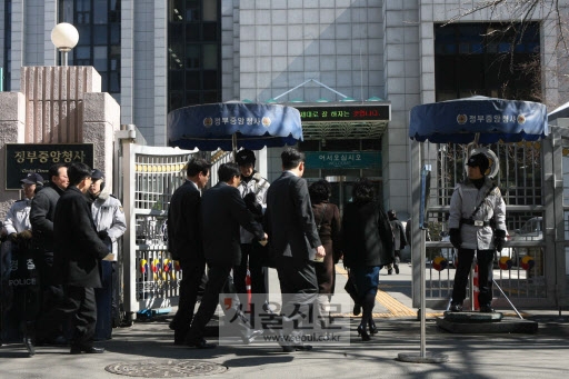 점심 식사후 후문을 통해 정부중앙청사로 들어가는 공무원들의 모습.  서울신문 포토라이브러리