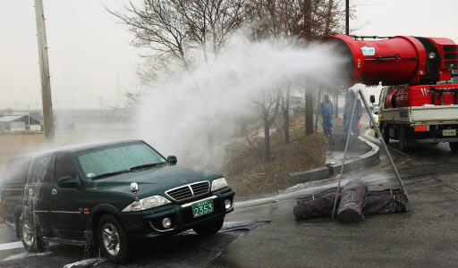 ‘경기북부 구제역 비상’ 19일 오전 경기도 파주시 교하읍에서 방역당국이 차량 소독 작업을 하고 있다. 파주=연합뉴스