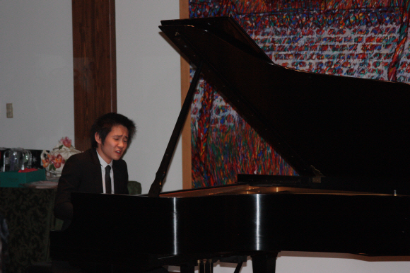 지난 17일(현지시간) 워싱턴의 주미 한국대사관저에서 즉흥 연주하고 있는 피아니스트 임동혁.