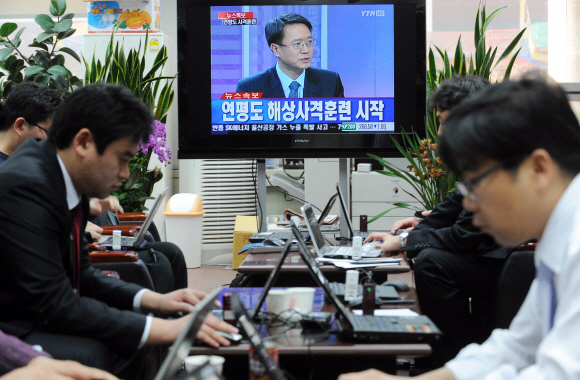 20일 오후 서울 국방부 기자실에서 연평도해상사격훈련이 시작됐다는 속보가 뜨고 있는 가운데 기자들이 기사를 작성하고 있다. 정연호 tpgod@seoul.co.kr