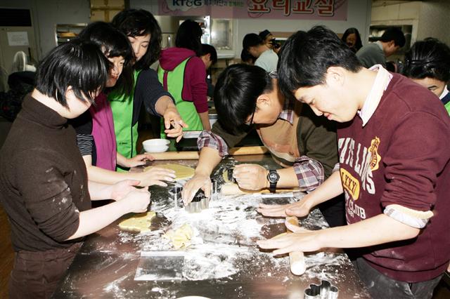 21일 성동 빵빵교실에 참가한 성동보호작업장 장애인들과 자원봉사자들이 주변 친구들에게 나눠 줄 쿠키를 만들고 있다. 