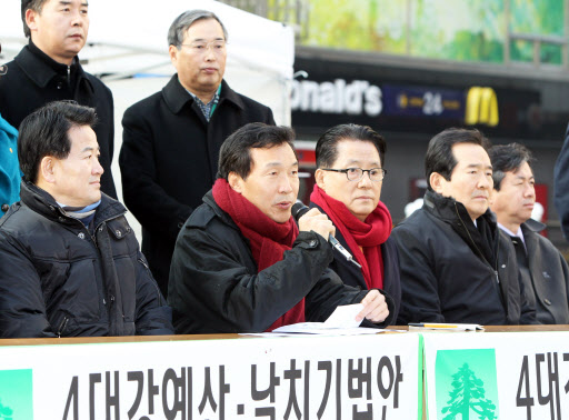 민주당 손학규 대표가 22일대구 동성로 대구백화점 앞에서 열린 최고위원회의에서 한나라당의 예산안 강행처리와 정부의 대북정책을 비판하고 있다. 앞줄 왼쪽부터 정동영 최고위원, 손 대표, 박지원 원내대표, 정세균 최고위원.  대구 연합뉴스