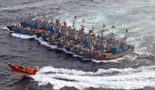 한국 해경이 공개한 것이라며 중국 언론이 24일 보도한 한국 해경함과 중국 어선의 대치 장면. 중국 어선들이 서로를 밧줄로 결박한 채 한국 경비정의 단속에 대항하고 있다.  연합뉴스