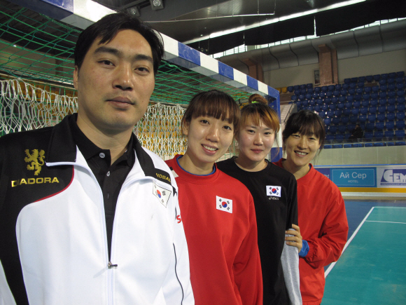 아시아여자핸드볼선수권대회에 참가한 대표팀의 이기호(왼쪽부터) 골키퍼 코치와 골키퍼 이민희, 용세라, 문경하. 