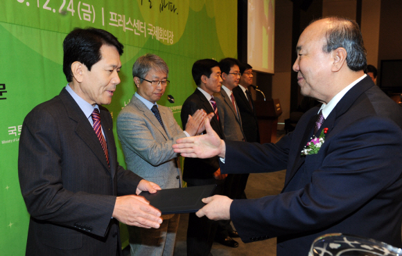 서울신문 주최 제1회 대한민국 그린건설대상 시상    서울신문 주최로 24일 서울 태평로 한국프레스센터 국제회의장에서 열린 ‘제1회 대한민국 그린건설대상’ 시상식에서 정종환(오른쪽) 국토해양부 장관이 김영수(왼쪽) 현대건설 부사장 등 수상 기업 임직원에게 시상을 하고 있다.  도준석기자 pado@seoul.co.kr