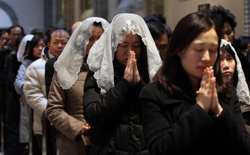 성탄 대축일 밤 미사      (서울=연합뉴스) 진성철 기자 = 성탄절을 맞아 25일 자정 서울 명동성당에서 열린 ‘예수 성탄 대축일 밤 미사’에서 신도들이 기도하고 있다.