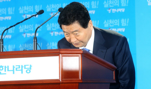 안상수, ‘자연산’ 파문 대국민 사과 한나라당 안상수 대표가 26일 오전 서울 여의도당사에서 ‘룸살롱 자연산’ 발언 파동과 관련해 대국민 사과 기자회견을 하며 머리숙이고 있다. 서울=연합뉴스