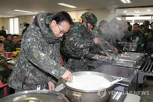 이명박 대통령이 지난 23일 강원도 동부전선 GOP를 책임지고 있는 백두산부대를 방문해 장병들과 식사를 함께 하기 위해 자율배식을 하고 있다.  연합뉴스