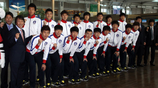 우승하고 오겠습니다 51년 만에 아시안컵 축구대회 우승에 도전하는 조광래호가 26일 오후 인천공항을 출국하기 앞서 파이팅을 외치며 선전을 다짐하고 있다.  영종도=연합뉴스