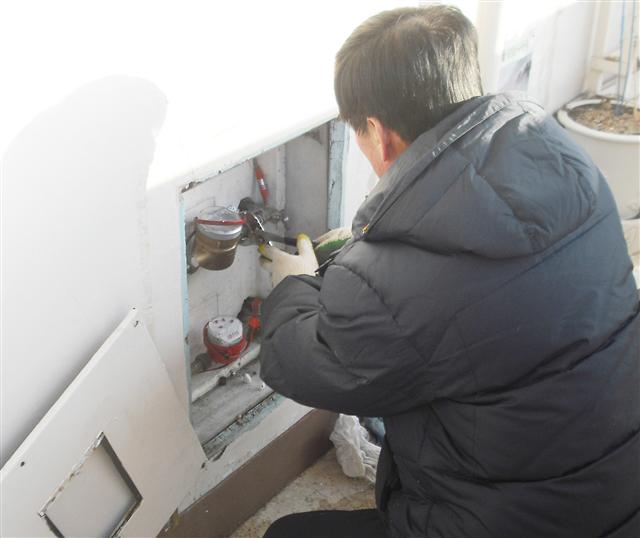 혹한으로 동파신고가 잇따른 지난 26일 서울 도봉2동 S아파트에서 정상권(58)씨가 얼어서 터진 수도계량기를 교체하고 있다.