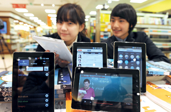 27일 서울 종로 1가 교보문고 광화문점에서 학생 모델들이 LG유플러스를 통해 출시되는 교육 특화 태블릿PC ‘애듀탭’을 선보이고 있다. 정연호기자 tpgod@seoul.co.kr