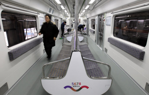 지하철 5∼8호선을 운영하는 서울도시철도공사가 28일 오전 도봉차량기지에서 자체 제작ㆍ조립한 전동차 ‘SR001’을 공개했다. 공사에 따르면 이 전동차의 제작기간을 대폭 줄여서 1량당 비용을 16억원 안팎에서 10억원으로 낮췄다. 또, 차체에 강화 알루미늄 소재를 사용해 무게를 20여t 가량 줄였고, 엔진 역할을 하는 인버터를 모듈화 일체형으로 제작해 크기도 작게 했다. 사진은 승객이 마주보고 앉는데 따른 불편을 줄이고자 8량중 2량(3번째와 6번째 칸)에 중앙 좌석을 배치한 모습. 연합뉴스
