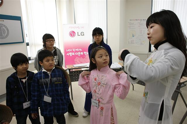 다문화가정 청소년들이 LG 사랑의 다문화 학교에서 이중언어 수업을 받고 있다. LG그룹 제공