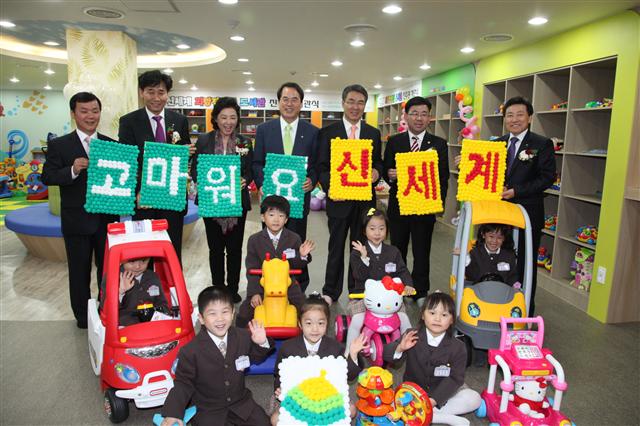 경남 진주 신세계 희망장난감도서관에서 신세계 관계자들과 고두심(뒷줄 왼쪽 세 번째) 어린이재단 나눔대사가 아이들과 기념촬영을 하고 있다. 신세계 제공