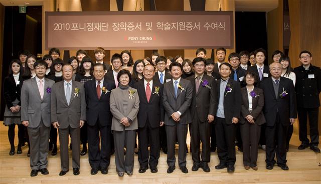 지난 21일 서울 삼성동 아이파크타워 포니정홀에서 정몽규(왼쪽 여섯번째) 현대산업개발 회장, 김진현(왼쪽 다섯번째) 포니정재단 이사장 등이 포니정 장학금 수상자들과 사진촬영을 하고 있다. 현대산업개발 제공