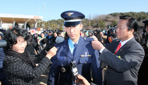 ‘제125기 공군사관후보생 교육수료 및 임관식’ 이후 공군 장교로 임관한 백범 김구 선생의 증손자 김용만(24.정보) 소위에게 가족들이 계급장을 달아주고 있다.  연합뉴스