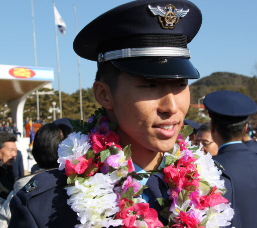 경남 진주 공군교육사령부에서 열린 ‘제125기 공군사관후보생 교육수료 및 임관식’ 이후 공군 장교로 임관한 백범 김구 선생의 증손자 김용만(24.정보) 소위가 임관한 소감을 밝히고 있다. 연합뉴스