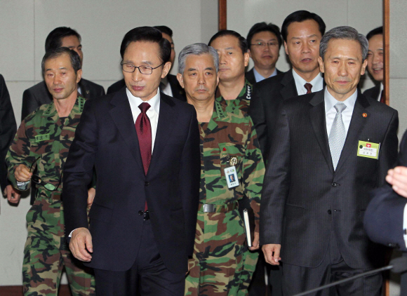 軍수뇌부와 함께 이명박(앞줄 왼쪽) 대통령이 29일 국방부 새해 업무보고를 받기 위해 김관진(앞줄 오른쪽) 국방장관 등 군 수뇌부와 함께 국방부 대회의실로 들어서고 있다. 둘째줄 가운데는 한민구 합참의장. 김명국기자 daunso@seoul.co.kr 