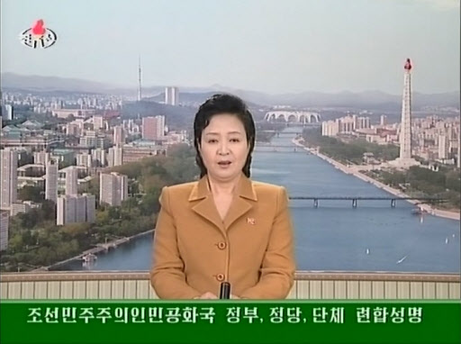 북한은 5일 발표한 ‘조선민주주의인민공화국 정부ㆍ정당ㆍ단체 연합성명’을 통해서 무조건적인 남북 당국간의 회담 개최를 제의했다. 연합성명 발표하는 北 아나운서. 연합뉴스