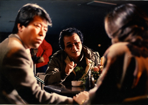 1990년 ‘밤의 요정’ 촬영당시  배우 김동현(왼쪽)과 남기남 감독 제공 남기남 감독