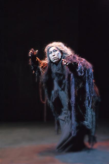 독립한 국립극단의 첫 작품 ‘오이디푸스’에서 눈먼 예언자 테이레시아스 역할을 맡은 배우 박정자. 남자 배우들이 주로 맡던 역할을 여배우가 맡았다.  국립극단 제공