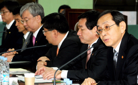 김동수 공정거래위원장(오른쪽 첫번째)이 12일 과천청사에서 열린 경제정책조정회의에 참석해 인사말을 하고 있다. 손형준기자 boltagoo@seoul.co.kr