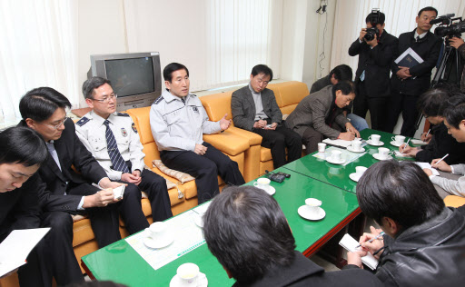 조현오(왼쪽 네 번째) 경찰청장이 14일 울산지방경찰청에서 가진 기자간담회에서 함바 비리와 연루된 경찰들을 엄정 조치하겠다는 의지를 밝히고 있다. 울산 연합뉴스