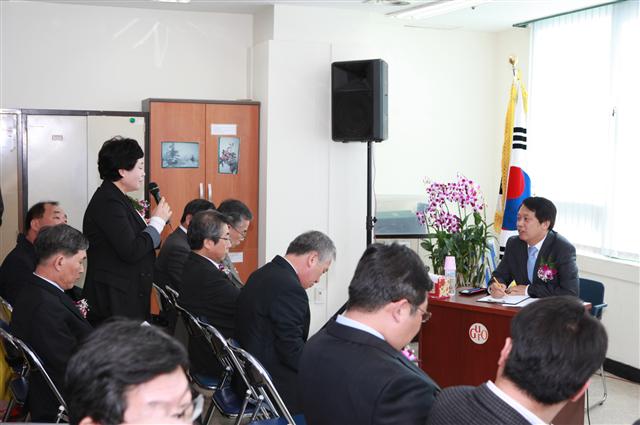 이성(오른쪽) 구로구청장이 14일 주민들과의 간담회에서 한 참석자의 건의를 경청하고 있다.