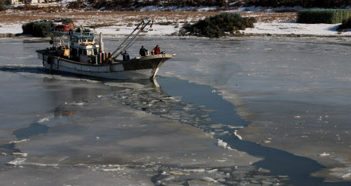 얼음 헤쳐나가는 어선들 강추위가 이어진 17일 오후 인천시 남동구 소래포구에서 조업을 앞둔 어선들이 출항이 용이한 인근 월곶포구로 이동하기 위해 포구에 덮인 얼음을 헤쳐나가고 있다. 인천=연합뉴스