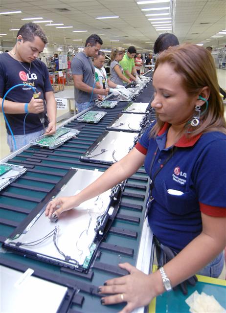 아마존 밀림 한 복판에 자리잡은 브라질 마나우스의 LG전자 생산공장에서 현지 근로자들이 액정표시장치(LCD) TV를 조립하고 있다. 