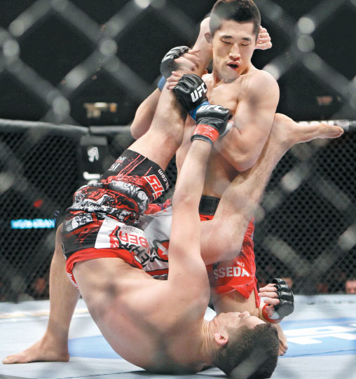 김동현(위)이 지난 2일 미국 라스베이거스 MGM 그랜드가든 아레나에서 열린 UFC 125대회에서 네이트 디아즈(미국)를 제압하고 있다. 김동현은 심판 전원 일치로 승리했다. 서울신문 포토라이브러리