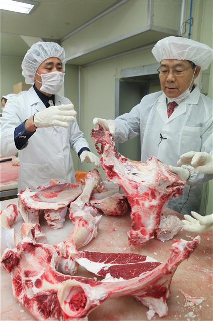 롯데백화점 이철우(오른쪽) 대표이사가 지난 18일 충북 음성 소재 대보축산을 찾아 고문선 영업이사로부터 설 선물세트 작업과정을 듣고 있다. 롯데 백화점 제공