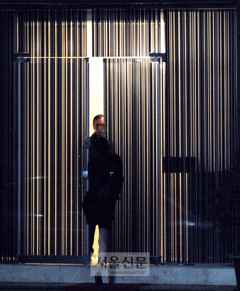 19일 밤 서울 논현동 ‘호빠’거리에서 한 여성이 호스트바로 들어서고 있다. 김명국기자 daunso@seoul.co.kr