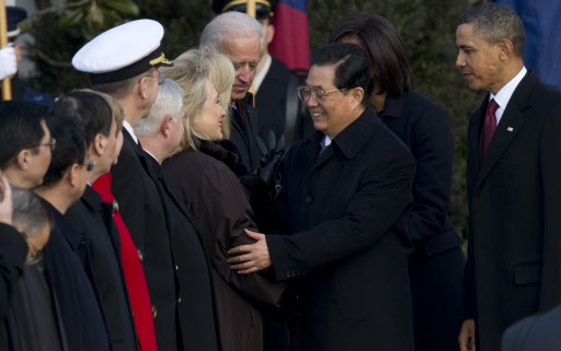 후진타오(오른쪽 두 번째) 중국 국가주석이 방미 이틀째인 19일(현지시간) 워싱턴 백악관 남쪽 정원에 마련된 공식 환영 행사장에 들어서면서 힐러리 클린턴(오른쪽 세 번째) 국무장관과 인사를 나누고 있다. 워싱턴 AFP 연합뉴스