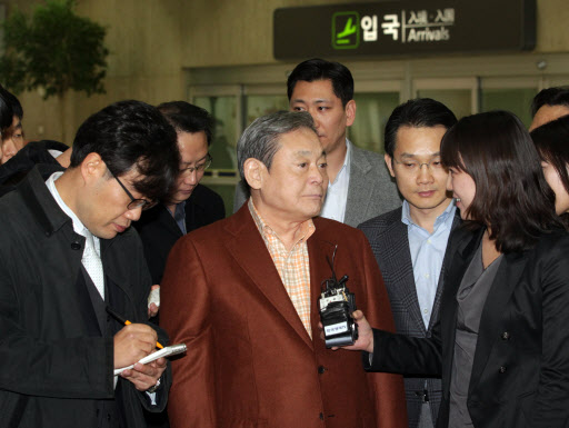 9일 동안의 일본 출장을 마치고 19일 귀국한 이건희(왼쪽 두 번째) 삼성전자 회장이 김포공항에서 기자들의 질문에 답하고 있다. 연합뉴스